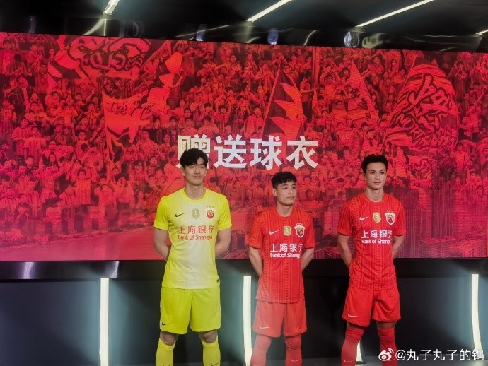 世界杯官方平台-记者晒海港新赛季球衣上身照：红得比较清新一些，挺好看的