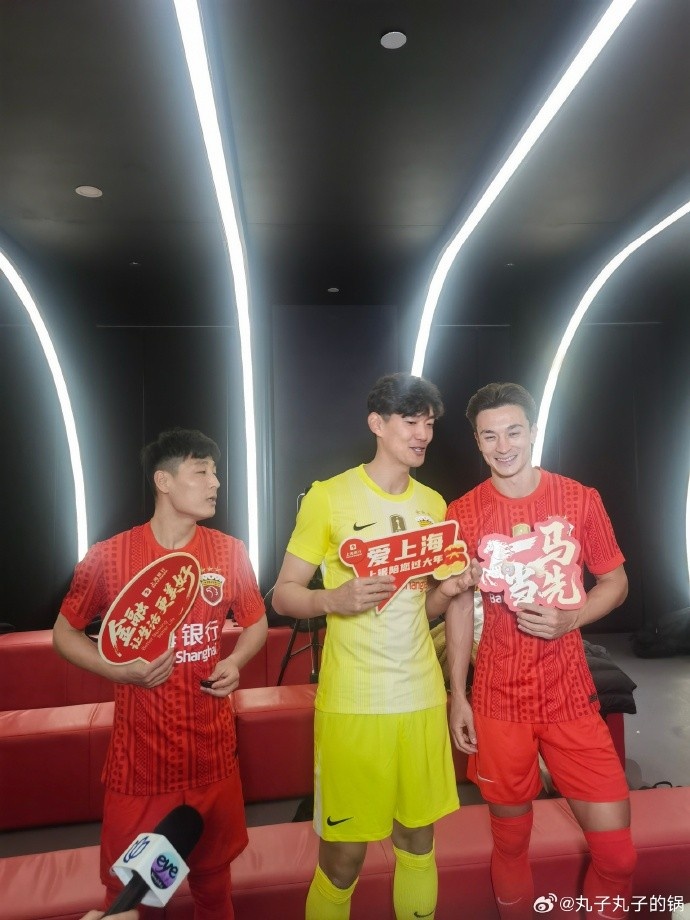 世界杯官方平台-记者晒海港新赛季球衣上身照：红得比较清新一些，挺好看的